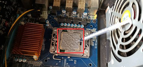 CPU上涂上硅胶